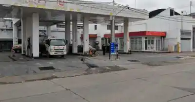 Le pidió cargar un bidón, pero la maniobra terminó con el playero lastimado y sin su billetera
