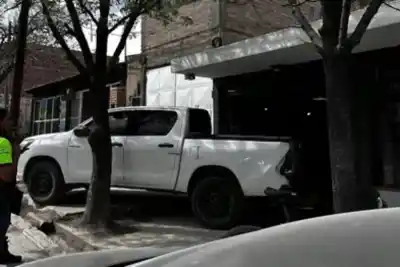 Entró en reversa, rompió el frente de una barbería y adentro había clientes: lo que marcó el test al conductor