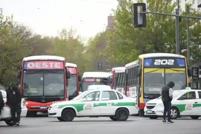 Taxistas de La Plata dejan las calles vacías y van con todo al Municipio: el motivo que nadie esperaba