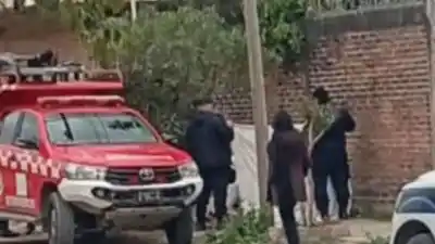 Lo encontraron cubierto con cartones en una vereda de Alto Comedero: la policía reveló de qué murió