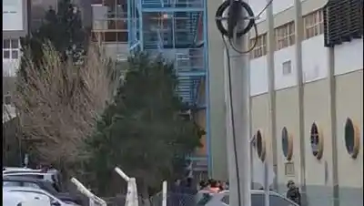 Cayó desde el cuarto piso de la universidad y nadie sabe qué pasó después