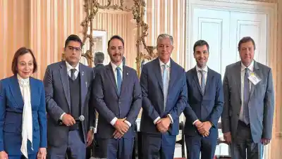 Weretilneck viaja con Milei a París: qué se juega Río Negro en la gira