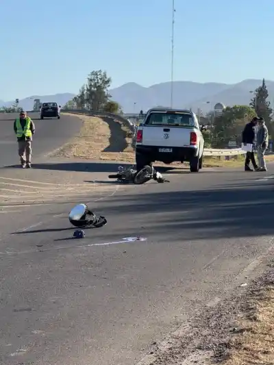Impacto en Av. Bolivia: el casco quedó roto y la escena generó preocupación