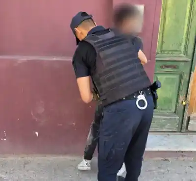 Arremetió contra los policías que llegaron por una pelea y terminó esposado