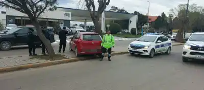 Dejó el auto sin freno para ir a comprar y terminó en pleno boulevard: lo que encontró la policía