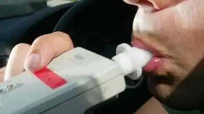 Manejaba en zigzag por la Ruta 66 y la policía no podía creer lo que marcó el test