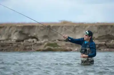 Pesca en el río Negro: por qué meter la caña ahora puede costarte caro