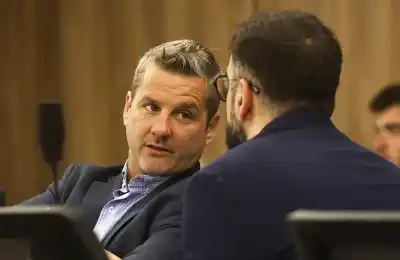 ¿Quiénes pidieron millones al banco que querían cerrar? Un listado revela nombres clave