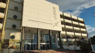Cayó desde un sector de la Universidad de Comodoro y ahora investigan qué pasó