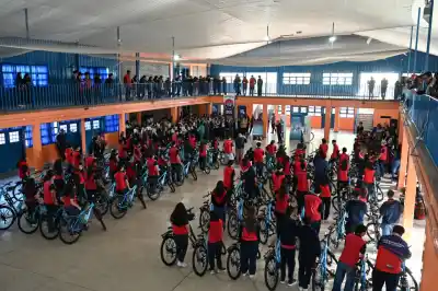 Poggi volvió a una escuela de San Luis y los chicos lo recibieron con algo que esperaban desde hace meses