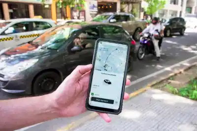 San Miguel de Tucumán avanza contra las apps de viajes: multas millonarias y un padrón que las complica