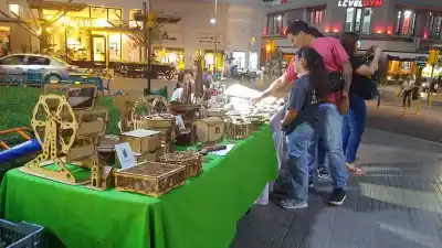 El reordenamiento de la Plaza 25 de Mayo pone en jaque a los feriantes de los fines de semana