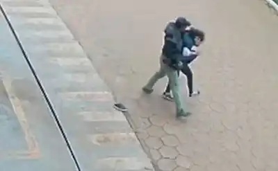 Discutieron en la cancha, ella se fue para evitar el escándalo y él la siguió: lo que pasó después terminó en la comisaría