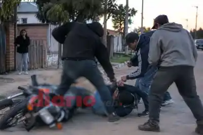 Le puso la mano a una nena para no atropellarla y la reacción de los vecinos lo dejó inconsciente