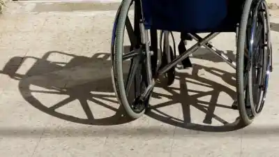 Rocenses en silla de ruedas piden circular por las veredas: por qué eligen la calle