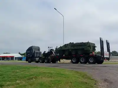 Una caravana militar con vehículos de guerra sorprendió a los vecinos en la ruta: esto fue lo que vieron