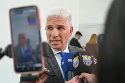 Poggi anunció un polideportivo para una escuela de San Luis y los vecinos del AMEP estrenaron un CAPS