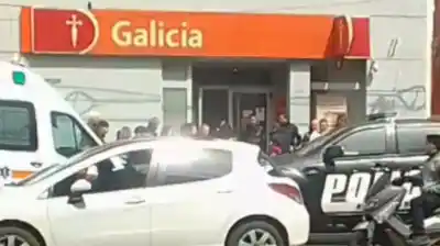 Entraron a robar a un banco de Lomas de Mirador, pero los clientes reaccionaron y todo terminó mal para uno de ellos