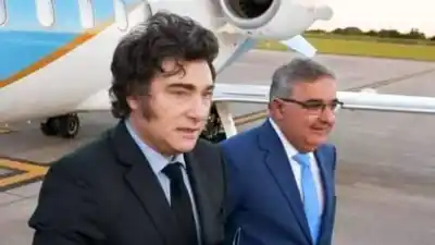 El gobernador peronista que viaja a Francia con Milei y ya respaldó tres leyes clave