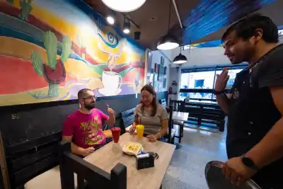 En San Juan buscan que la lengua de señas llegue al trabajo: qué vocabulario tendrán que aprender los compañeros