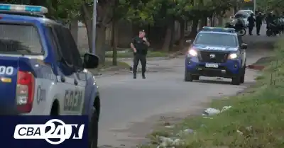 Un vecino caminaba por una plaza de Córdoba y encontró algo que lo dejó helado
