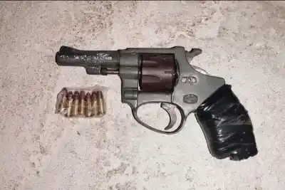 Una plaza de Concordia, dos personas y un hallazgo que terminó con un adolescente aprehendido