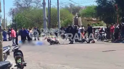 Dos motos chocaron en Madre de Ciudades: hay un muerto y un herido grave