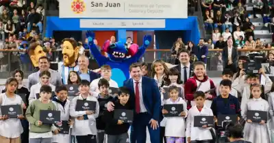 San Juan sumó 1.800 computadoras para escuelas y Orrego sorprendió con el número que viene