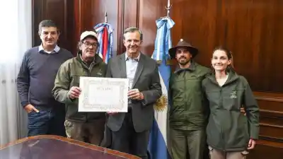 Premian a un grupo que convirtió un islote frente a Paraná en un paraíso natural