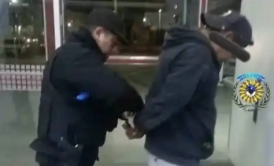 Le dio una cachetada a un inspector en la Terminal y no terminó como esperaba