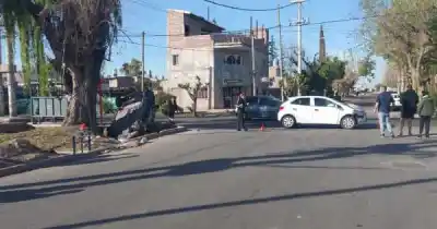 Dos autos chocaron en Guaymallén y uno terminó en un lugar inesperado