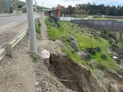 El mar avanza sobre el Chalet Huergo y aparecieron rocas gigantes: qué están haciendo