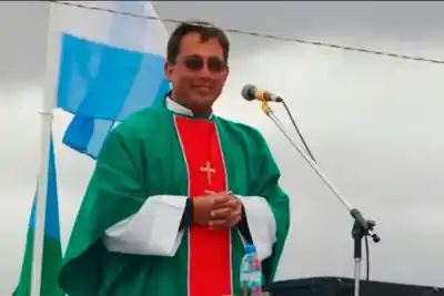Volvió al escenario en María Grande y la Iglesia salió a marcarle los límites