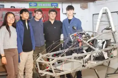 El auto eléctrico que armaron en un taller de Roca ya tiene fecha de carrera, pero les falta lo más importante