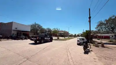 Una puerta se abrió de golpe en Añatuya y terminó con dos personas en el hospital