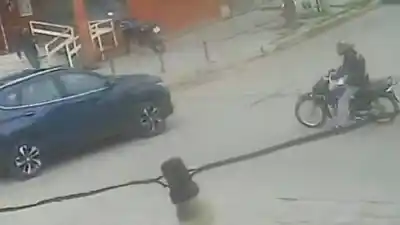 Atropellaron a un motociclista en Trelew y la camioneta no frenó: lo que dejó tirado en el asfalto