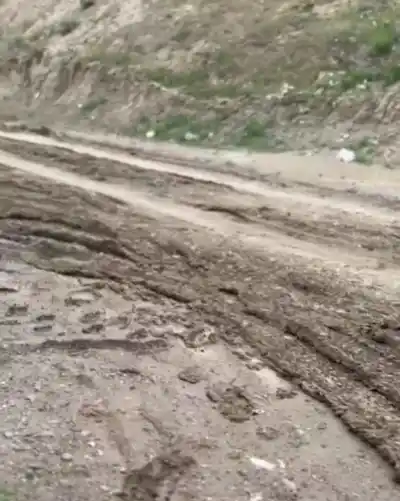 Vive frente a un cerro en Chubut y hace 20 años pide lo mismo: "Cuando llueve no podemos salir"
