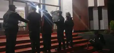 Vecinos llamaron al 911 por los gritos en una plazoleta: lo que la policía encontró después