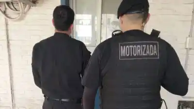 Quiso entrar a la fuerza al departamento de su novia: adentro había alguien que lo conocía muy bien