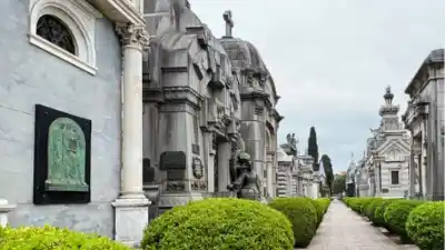 Un paseo por el cementerio El Salvador: los símbolos ocultos que nadie te cuenta