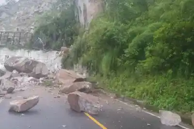 Derrumbe en la Ruta 307 bloqueó único paso a los Valles