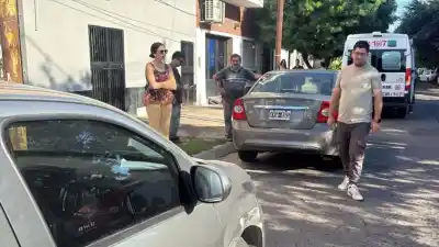 Choque en una esquina céntrica dejó a una conductora lesionada y complicó el tránsito