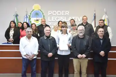 Con 32 diputados de testigos, el Chaco distinguió a un joven que no para de sorprender