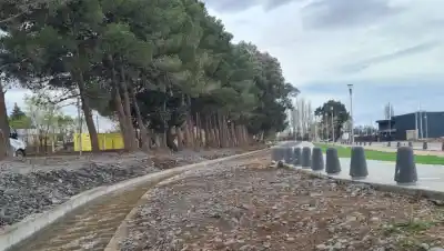 Añelo transforma un canal histórico en un paseo que ya tiene agua corriendo