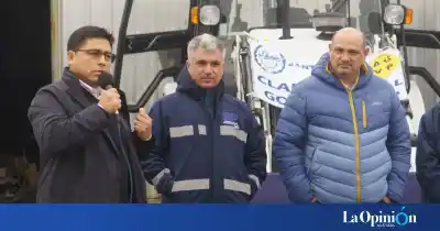 Vidal entregó máquinas en Santa Cruz y apuntó a lo que pasaba antes: «Desaparecían puentes»