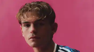 ¿Quién es el joven que ya festejó con la nueva camiseta y deslumbra con su estilo?