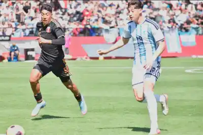 Argentina lo sufrió hasta el final, pero un error de Perú lo metió en la final
