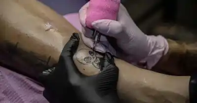 Abren inscripción para formación en tatuaje: ¿Quiénes pueden postularse y qué requisitos deben cumplir?