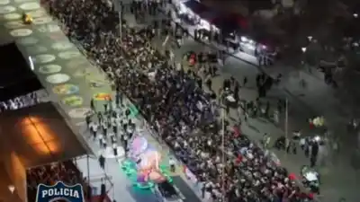 Detuvieron a siete jóvenes durante el Desfile de Carrozas: lo que les encontraron encima dejó a todos en silencio