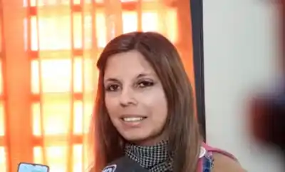 Aprendió lengua de señas por una alumna y ahora busca que todo un departamento se comunique